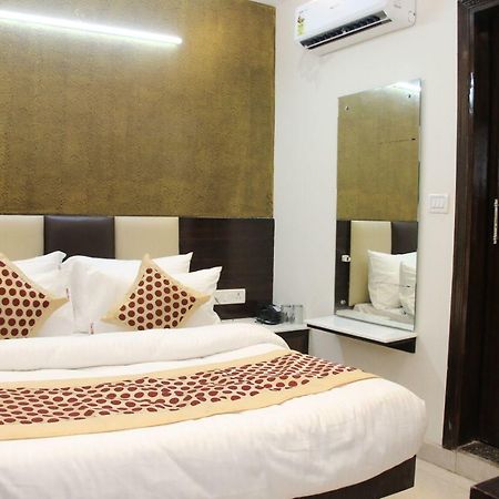 Hotel Snow White Inn Ню Делхи Екстериор снимка