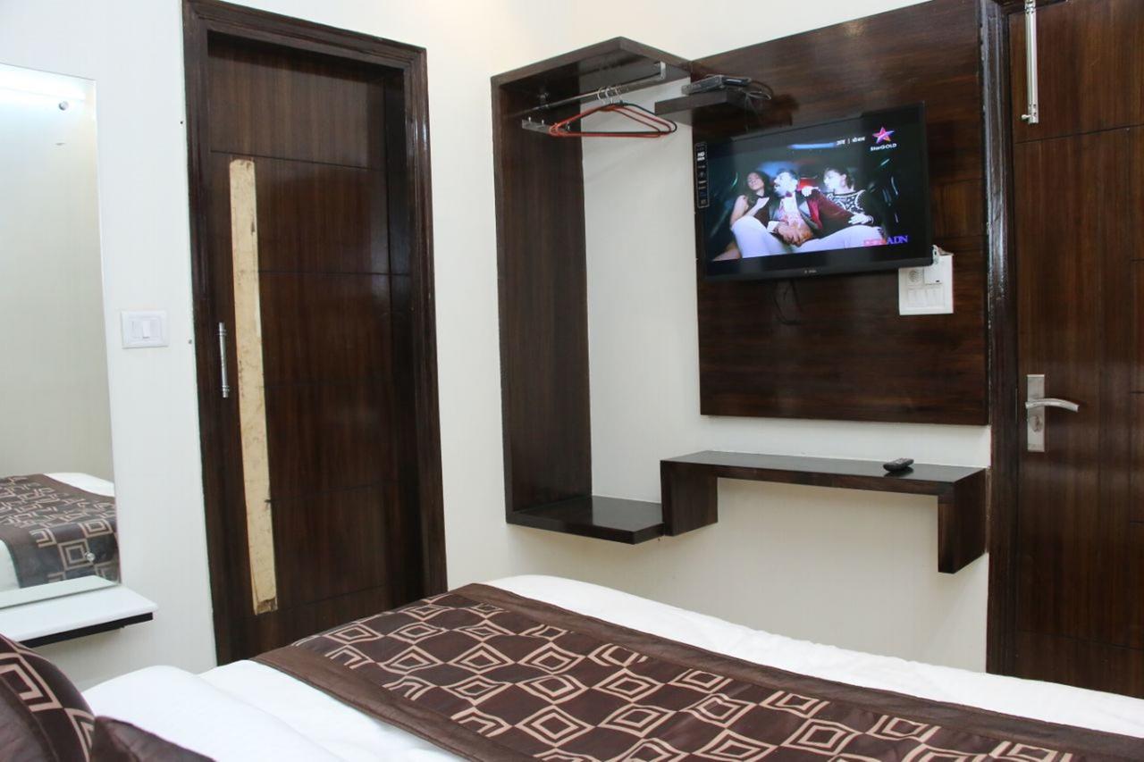 Hotel Snow White Inn Ню Делхи Екстериор снимка